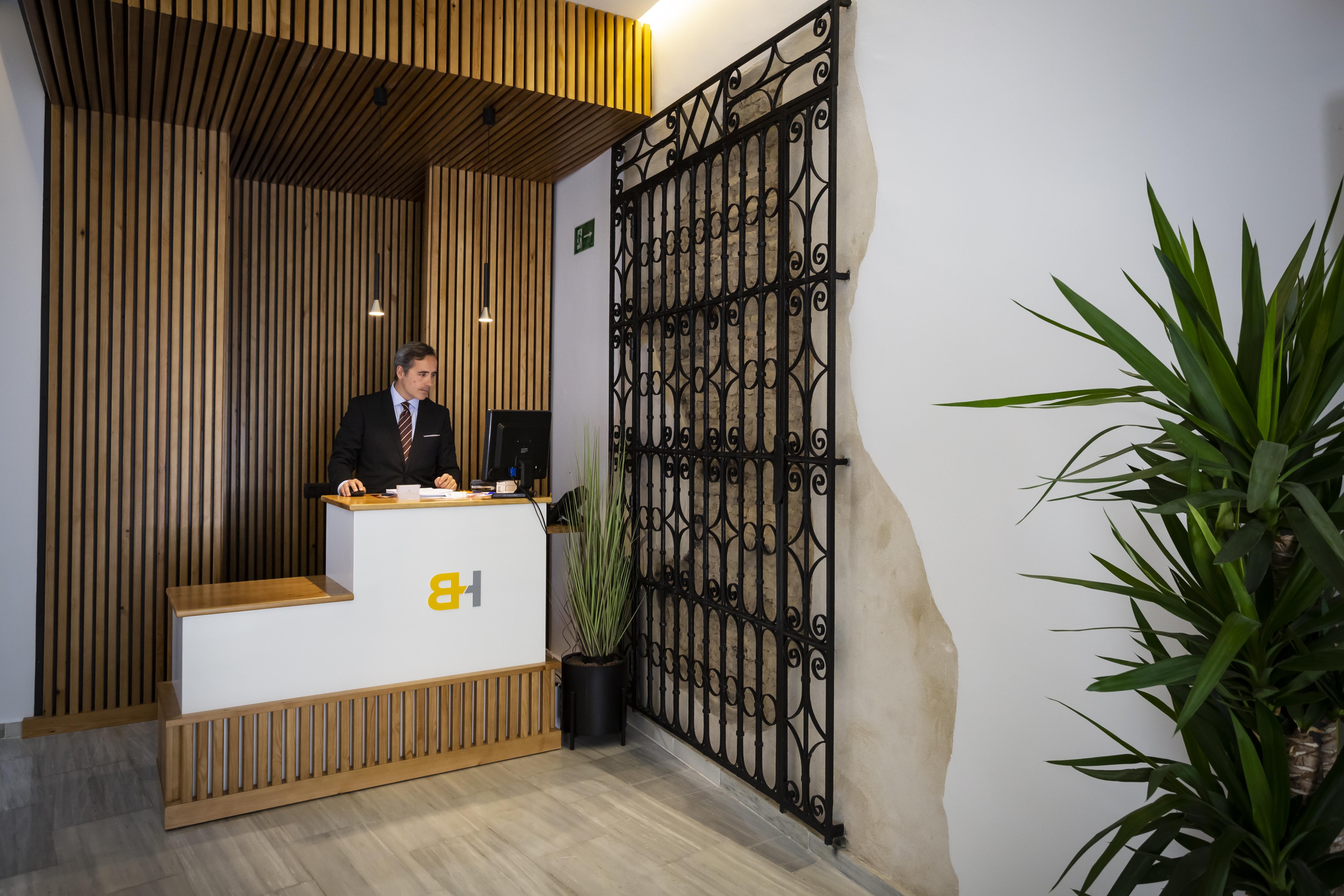 Basic Hotel Sevilla Catedral Екстериор снимка